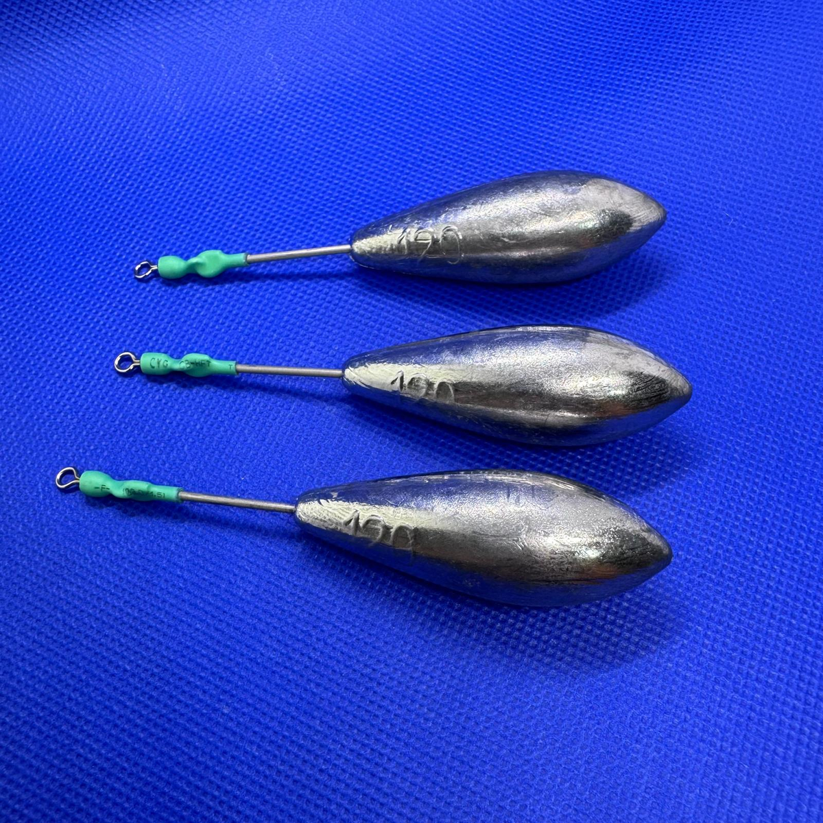 Plomo Bomba 120 gr DCA - Vista lateral con tres unidades sobre fondo azul